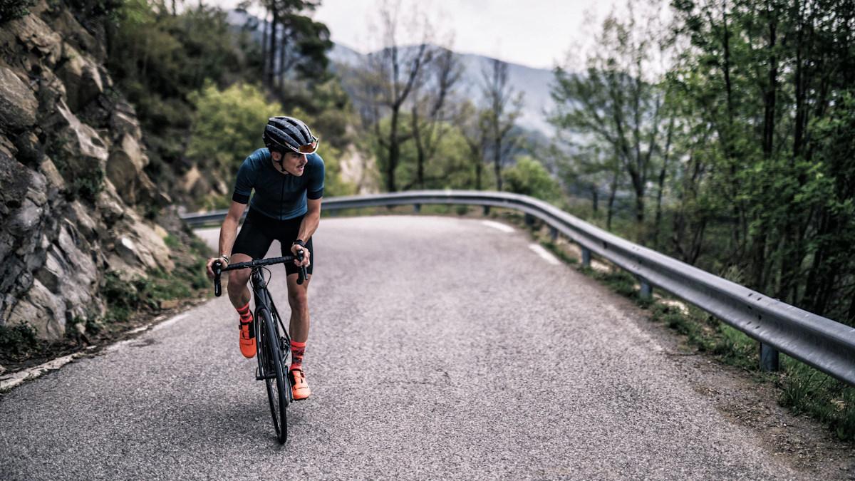 Un homme sur un vélo électrique en montagne